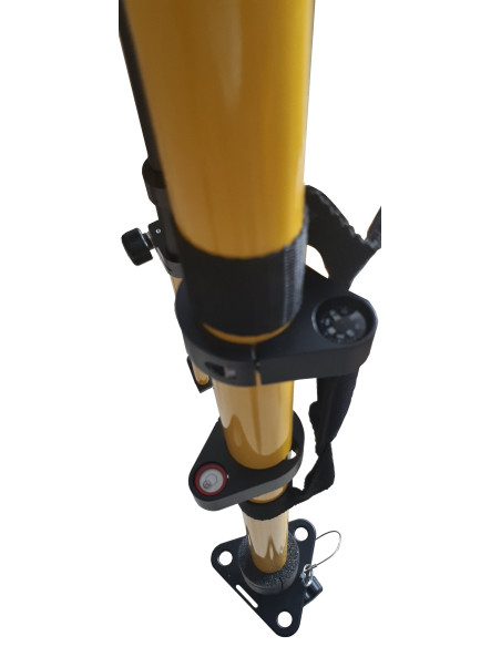 Tripod s centračnou tyčou pre stabilizáciu bázy